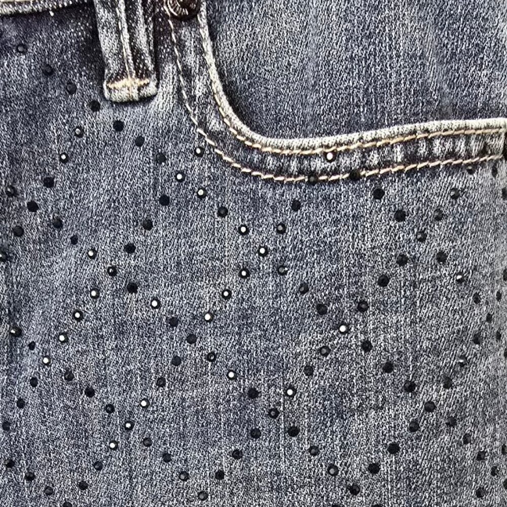 WHBM Doce Antique Embellished Limited Edition Jeans Curvy Midrise Sz 4 Short NWT - Picture 3 of 6
